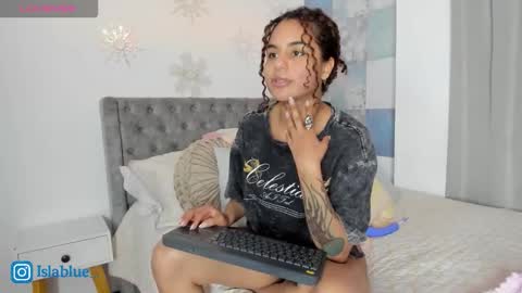 Snapshot of islaa_bluee chatting on January 18, 2026, 3:21 am Isla Blue online show from January 18, 2026, 3:21 am