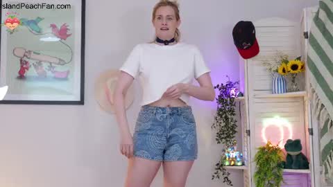 Snapshot of island_peach chatting on June 19, 2026, 2:10 pm Lou Peaches online show from June 19, 2026, 2:10 pm