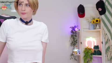 Snapshot of island_peach chatting on July 5, 2026, 2:13 pm Lou Peaches online show from July 5, 2026, 2:13 pm