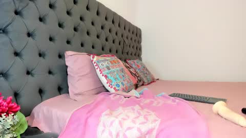 Snapshot of issabellaa chatting on May 26, 2026, 6:48 pm Issy online show from May 26, 2026, 6:48 pm