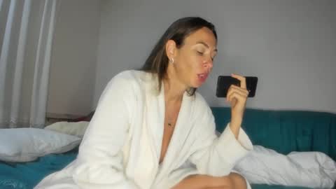 Issabelle online show from September 15, 2025, 5:40 am