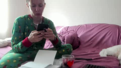 Issabelle online show from June 5, 2026, 4:08 am