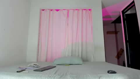 Snapshot of issalovexxx chatting on June 8, 2026, 7:42 am Isabella online show from June 8, 2026, 7:42 am