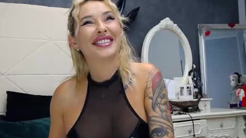 IssaSmyth online show from October 4, 2025, 6:55 am