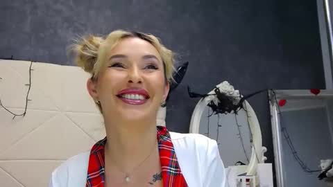 IssaSmyth online show from November 19, 2025, 7:41 am