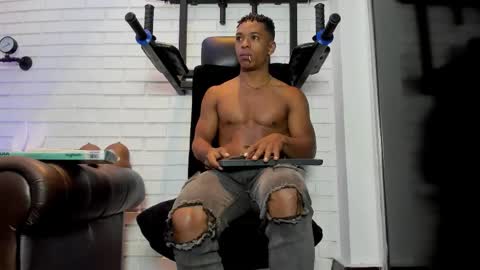 Italo Moore online show from October 22, 2025, 11:21 am