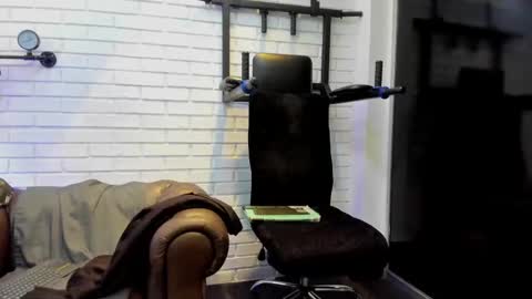 Italo Moore online show from October 25, 2025, 11:51 am