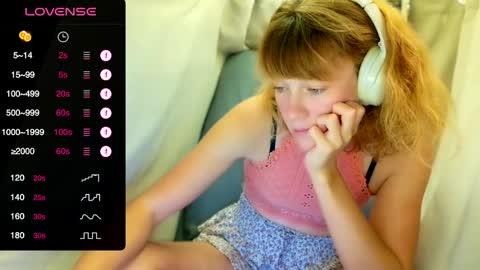 Snapshot of its_lily chatting on February 20, 2025, 3:12 am Lily online show from February 20, 2025, 3:12 am