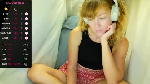 Snapshot of its_lily chatting on October 22, 2025, 10:20 pm Lily online show from October 22, 2025, 10:20 pm