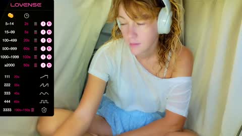 Snapshot of its_lily chatting on November 18, 2025, 8:13 pm Lily online show from November 18, 2025, 8:13 pm