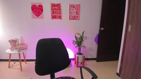 Snapshot of itscamill chatting on June 2, 2026, 6:43 pm camill online show from June 2, 2026, 6:43 pm