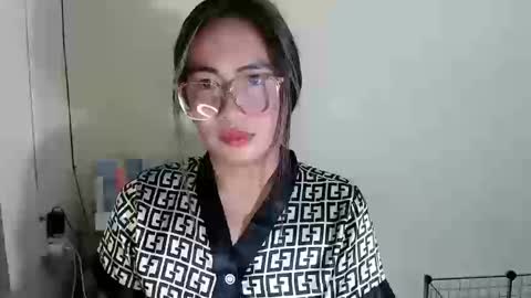 itsurgil_kloeh online show from December 17, 2025, 4:35 pm