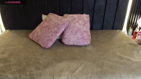 I V O N N E R O S S online show from March 25, 2026, 12:00 pm