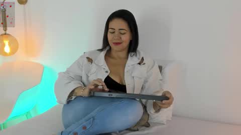 Ivy  online show from November 6, 2025, 2:51 pm