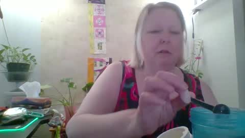 ivyjane3522 online show from April 9, 2026, 3:17 pm