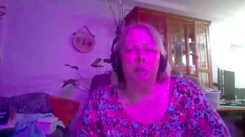ivyjane3522 online show from April 15, 2026, 11:38 pm
