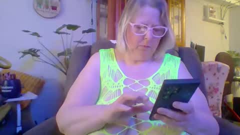 ivyjane3522 online show from April 19, 2026, 3:22 pm