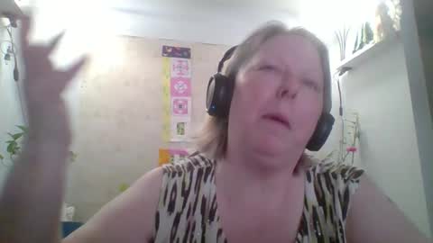 ivyjane3522 online show from April 21, 2026, 12:33 pm