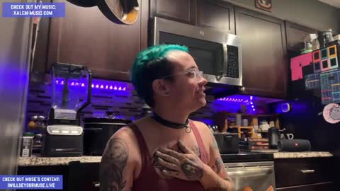 Snapshot of iwillbeyourmuse chatting on November 25, 2025, 12:21 am Muse hethey online show from November 25, 2025, 12:21 am