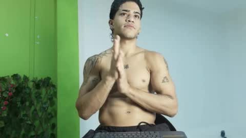 Snapshot of izaak_taylor7 chatting on April 26, 2026, 3:37 am izaack online show from April 26, 2026, 3:37 am