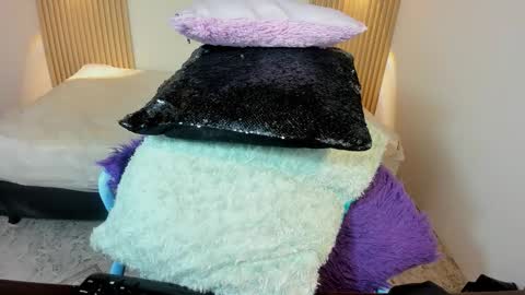 izelevans online show from February 2, 2026, 12:15 pm