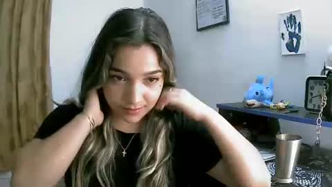 izzy_32 online show from April 14, 2026, 6:19 am