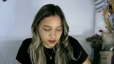 izzy_32 online show from April 21, 2026, 9:39 pm