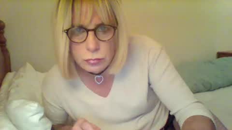 Snapshot of izzy_mchoney chatting on September 10, 2025, 12:43 am izzy_mchoney online show from September 10, 2025, 12:43 am