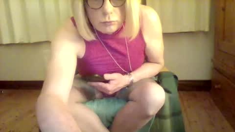 Snapshot of izzy_mchoney chatting on May 16, 2026, 12:40 am izzy_mchoney online show from May 16, 2026, 12:40 am