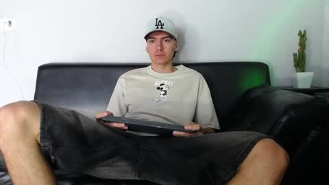 INDEPENDENT MODEL online show from December 8, 2024, 5:01 pm