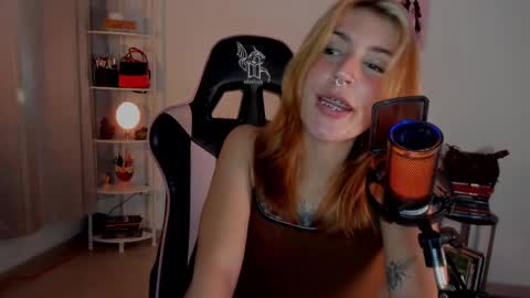 Linda Sofia help me get to 100 thumbs up online show from February 1, 2025, 6:43 am