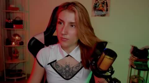 Linda Sofia help me get to 100 thumbs up online show from February 7, 2025, 6:24 am