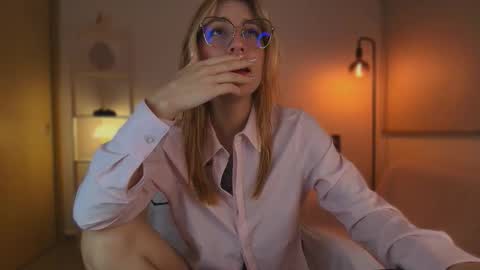 Linda Sofia help me get to 100 thumbs up online show from October 20, 2025, 5:19 am