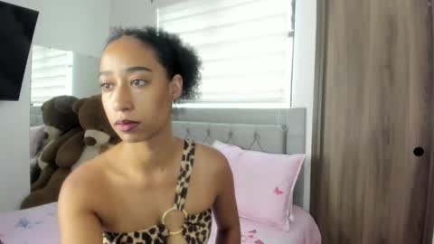 Snapshot of jade_obi chatting on May 23, 2026, 2:54 pm Jade smile online show from May 23, 2026, 2:54 pm