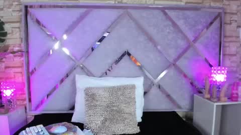 jade white  online show from September 10, 2025, 1:55 pm