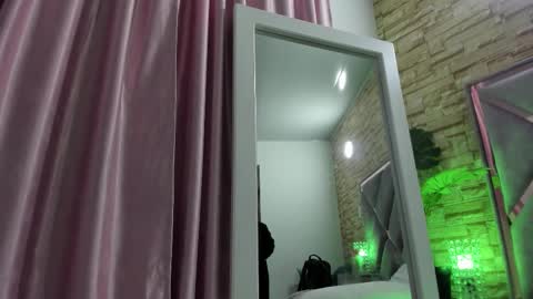 jade white  online show from September 12, 2025, 12:38 pm