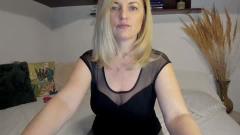 elena online show from March 25, 2026, 2:39 am