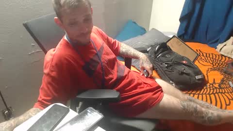 showingitoff online show from October 11, 2025, 6:45 am