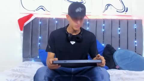 Hi guys im new 3 online show from December 30, 2024, 8:25 pm