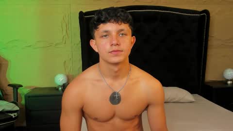 jamesgolden_ online show from November 26, 2025, 2:18 pm