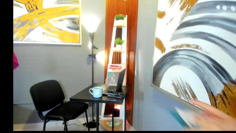 Janinne  online show from April 1, 2026, 11:55 am