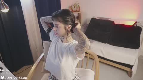   jmaybe e online show from November 28, 2025, 2:09 pm