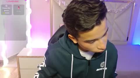 jayden_tay1 online show from November 25, 2025, 4:34 am