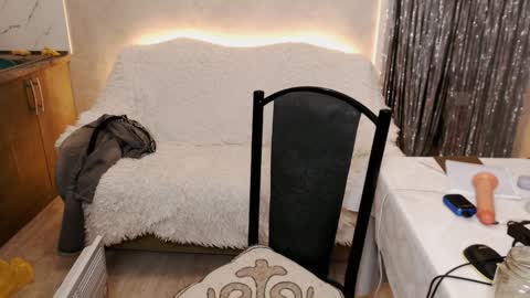 Angel online show from December 12, 2024, 6:21 pm