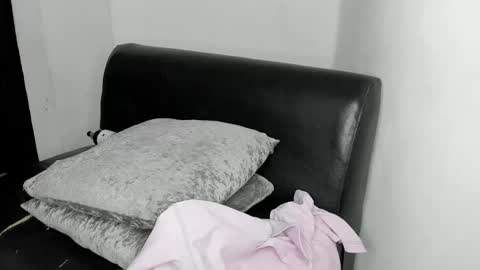 jean_and_isabel online show from November 1, 2025, 3:03 pm