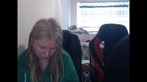 JenisAndPeter online show from April 21, 2026, 5:25 am