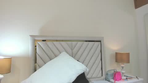 jenner_madison online show from April 19, 2026, 6:10 pm