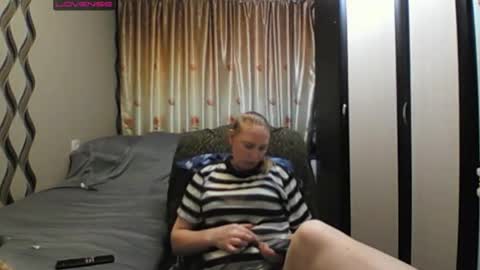 JenniDeep online show from April 19, 2026, 6:32 pm