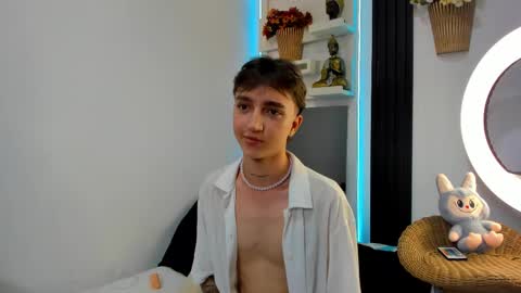 jero independent model online show from November 18, 2025, 1:59 pm