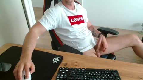 Snapshot of jerklove1006 chatting on June 1, 2026, 1:57 pm Boy likes daddies online show from June 1, 2026, 1:57 pm